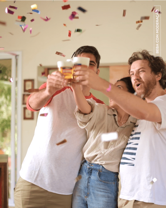 Amigos brindando com chopp Brahma em uma comemoração