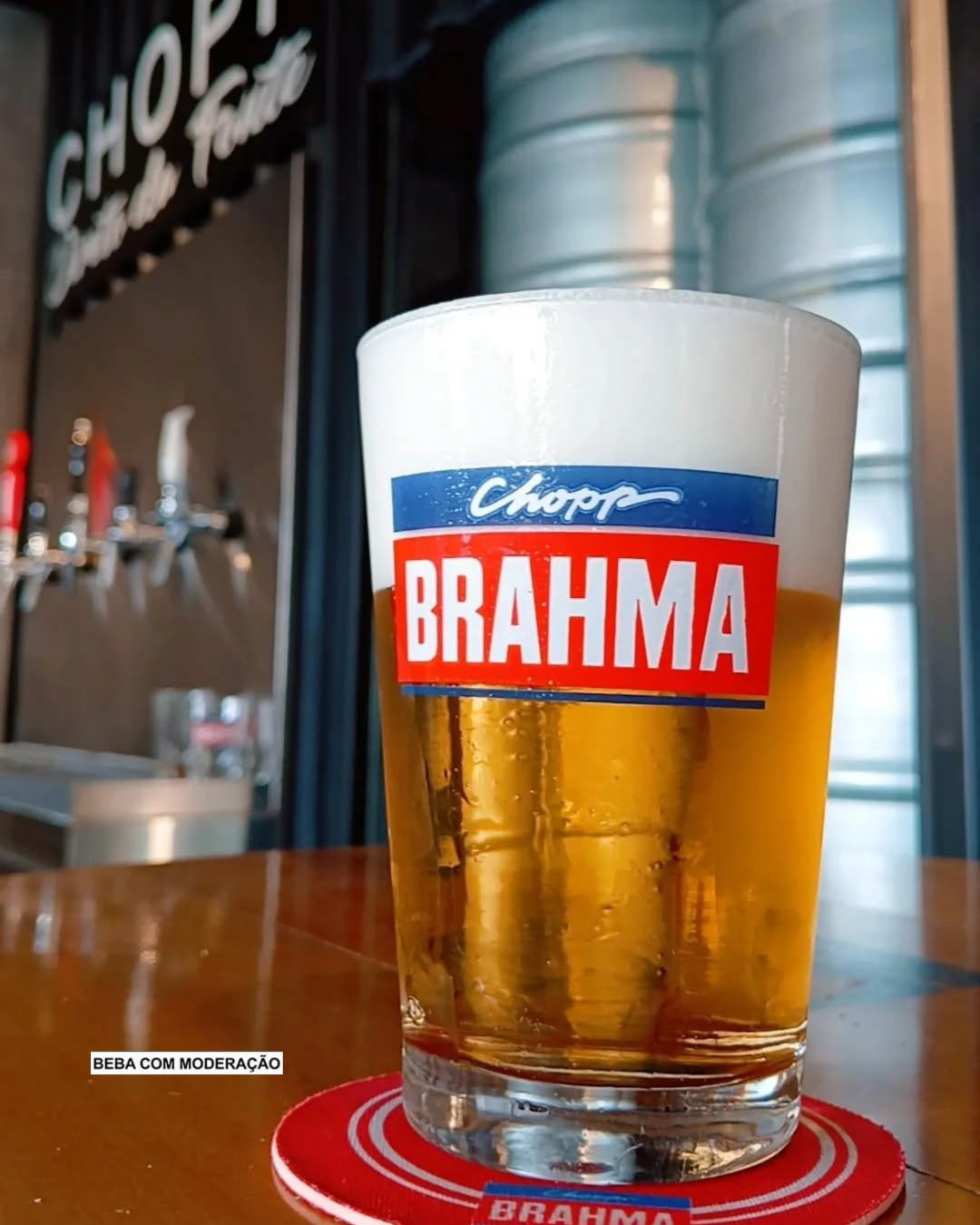 Copo de Chopp Brahma gelado servido sobre o balcão