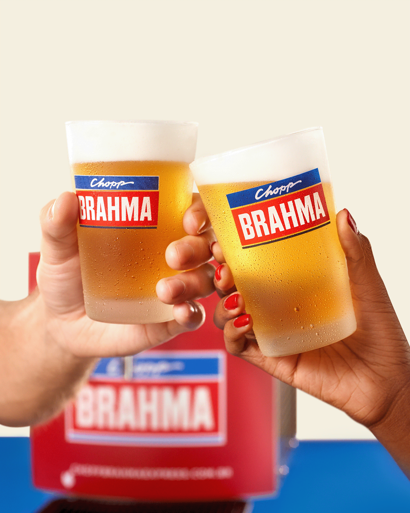 Duas pessoas brindando com copos de Chopp Brahma